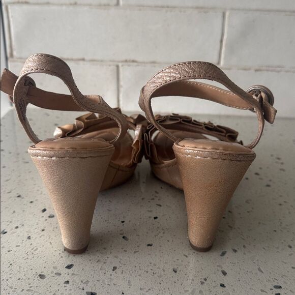 Born Elegant Metallic Tan Leather Wedge Sandals Slingback Comfort Shoes Size 7M - Picture 3 of 12